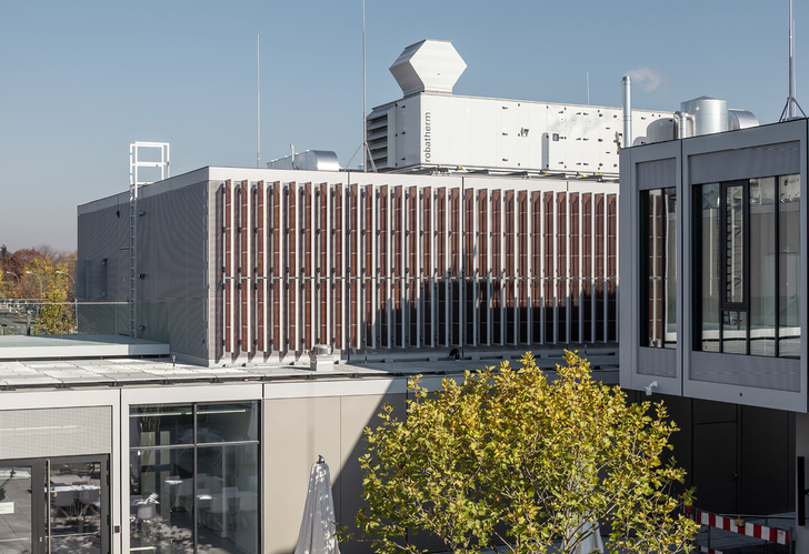 
Die sonnenstandgeführten vertikalen Farbstoffsolar-Lamellen fallen bereits beim Einfahren auf den Parkplatz ins Auge.



