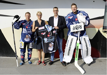 



Gaby Sennebogen, Geschäftsführerin der Straubing Tigers, zusammen mit Martin Schäfer, Vorstand Vertrieb der Eurosun AG bei der Trikotübergabe vor dem Eisstadion „Am Pulverturm“. 
