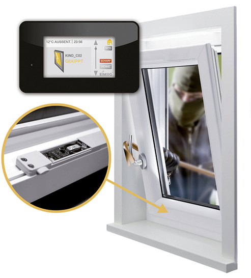 



Die Sensoren, mit denen die Außenhaut des Hauses abgesichert wird, werden in die Rahmen von Fenstern und Türen geschraubt und über Funk mit der Zentrale verbunden.
