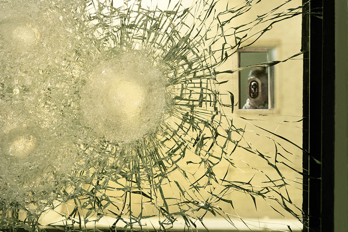 
Gerade bei öffentlichen Gebäuden werden immer häufiger Sicherheitsgläser mit hohen Widerstandsklassen gefordert.
