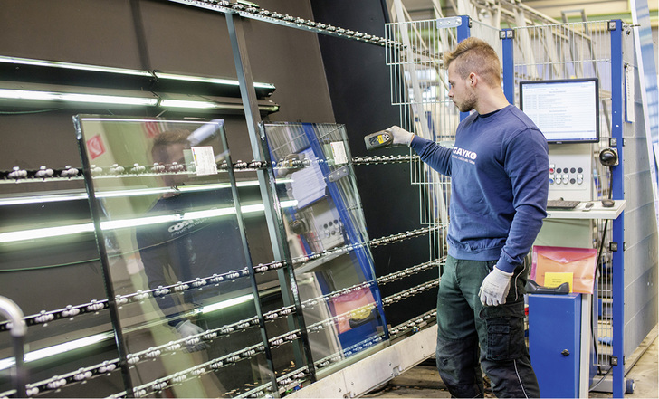 
Hochmoderne Fensterproduktion auf 22 000 m² (hier der Scan-Vorgang für den Isolierglaspuffer) in Wilnsdorf. In den letzten Jahren wurde viel in die Fensterproduktionstechnik investiert.



