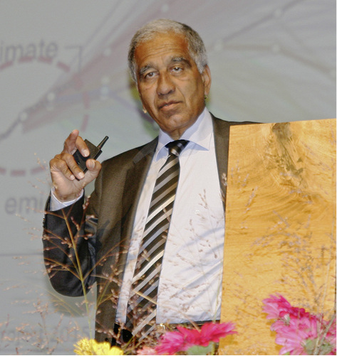 <p>
</p>

<p>
Der bekannte Klimaforscher Prof. Dr. Mojib Latif, Träger des Umweltpreises 2015, auf den Rosenheimer Fenstertagen. 
</p> - © Fotos: Daniel Mund / GLASWELT

