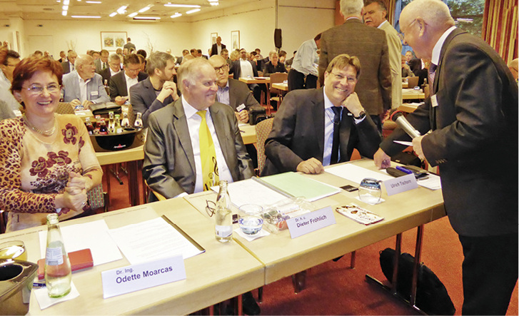 
Rund 160 Teilnehmer kamen nach Arnsberg, um Themen und Strategien rund ums Holz-/Holz-Alufenster zu diskutieren. Mit dabei: Dr. Odette Moarcas vom ift Rosenheim und Ulrich Tschorn vom VFF (3. v. l.).
