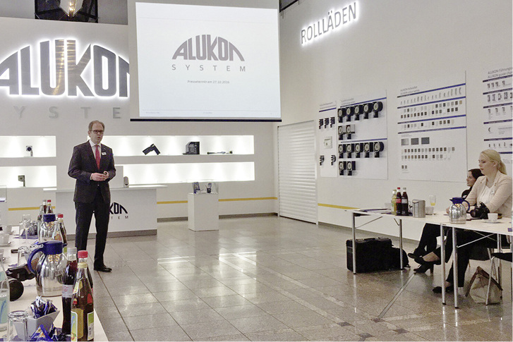 



Die Aus- und Weiterbildung von Mitarbeitern und Kunden stellte Geschäftsführer Klaus Braun als zentraler nunkt im Konzept von Alukon da.
