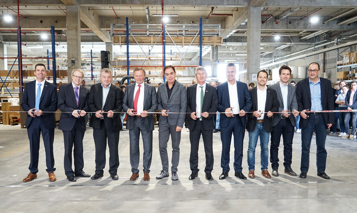 Aufbruch in neue Dimensionen: (v.l.n.r.) Herr Dr. Lackner (RAICO Geschäftsführer), Herr Dr. Winter (stellvertretender Landrat), Herr Weigele (stellvertretender Bürgermeister), Herr Inninger (RAICO Gesellschafter), Herr Vögele (RAICO Gesellschafter), Herr Hebel (RAICO Geschäftsführer), Herr Mostögl (i+R Industrie & Gewerbebau Geschäftsführer), Herr Jäger (i+R Industrie & Gewerbebau Geschäftsbereichsleiter), Herr Jankovic (i+R Industrie & Gewerbebau Projektleiter), Herr Zimmermann (Prokurist RAICO Bautechnik)