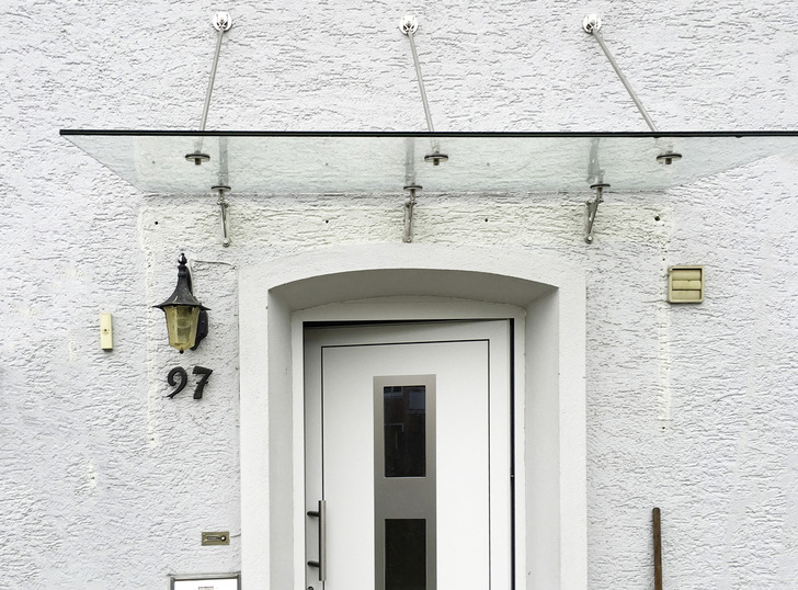 01: Die Ansicht des Vordachs im montierten Zustand.