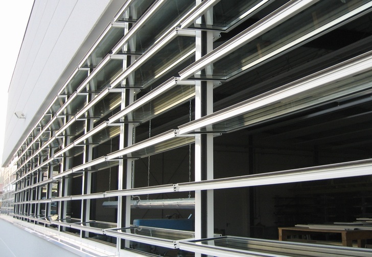 Die automatische Regelung von Lamellenfenstern ermöglicht eine bedarfsgerechte Lüftung von Werkstätten oder Produktionshallen. - © Fieger Lamellenfenster
