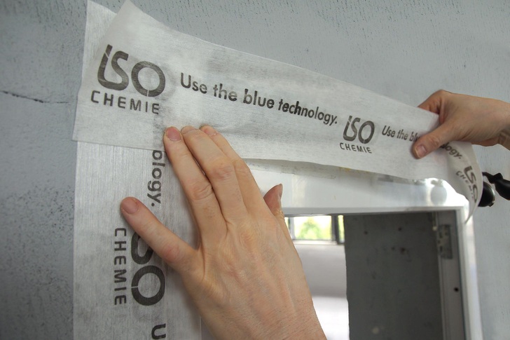 Die vollflächig selbstklebenden Fensteranschlussfolien Iso-Connect Vario SD Complete und Complete Duo halten auch wenn's kalt wird