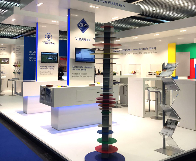 Der Gemeinschaftsstand von Veka Umwelttechnik und Vekaplan auf der Messe K wurde komplett aus der hochwertigen Integralschaumplatte Vekaplan S gebaut.