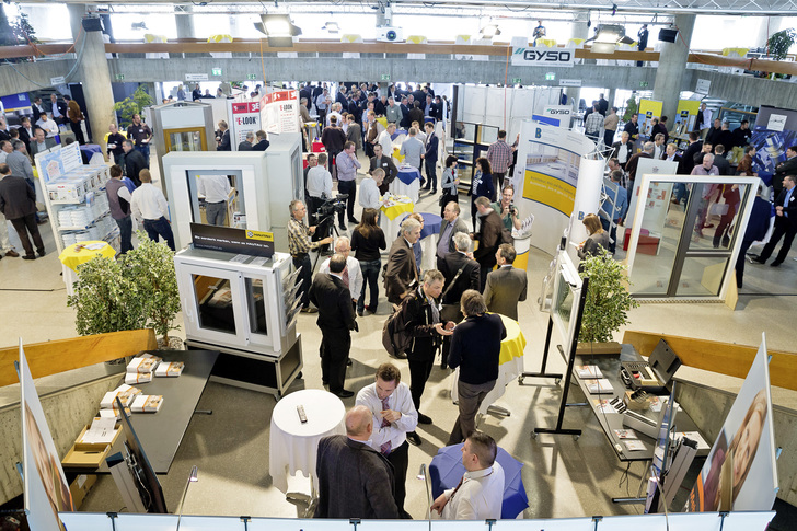 Die begleitende Fachausstellung der Windays bietet den Teilnehmenden zur Information bei den Ausstellern aus der Fenster-, Fassaden- und Zuliefererindustrie. - © BFH
