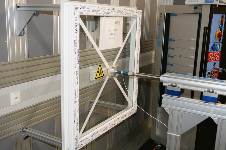 Testverfahren der Statischen-Trocken-Verklebung (STV) von Gealan beim Klebepartner Lohmann - © Daniel Mund / GLASWELT
