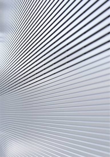 



Die spezielle Form von s_onro soll Sicherheit und Transparenz bieten und so Rollladen und Sonnenschutz verbinden. Ab 23° Sonnenstand soll keine direkte Sonnenstrahlung mehr in den Raum kommen.
