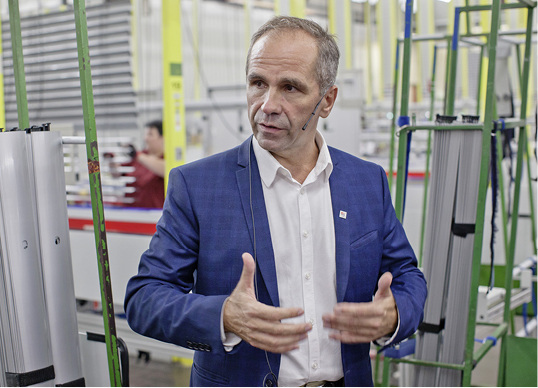 <p>
</p>

<p>
Armin Fischer, Leiter des Trainingscenters, führte die Journalisten durch das Werk.
</p> - © Fotos: Rainer Hardtke

