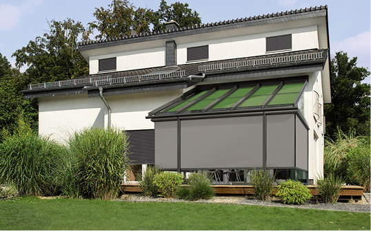 
Zwei ZIP-Anlagen werden bei der neuen Ausführung über Eck mit einem Motor bedient und so gemeinsam verfahren. Eine Befestigung im Eckbereich entfällt.



