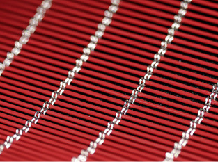 



Mit einem in seiner Breite einzigartigen Verfahrensspektrum bietet GKD den Planern nahezu unbegrenzte Möglichkeiten, Fassaden mit farbigen Metallgeweben zu modellieren.
