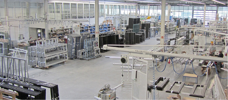 
Das Unternehmen Hewe mit Sitz in Lahr fertigt Fenster, Türen, Fassaden und Brandschutzelemente aus Aluminium für Architektur und die Bauindustrie.
