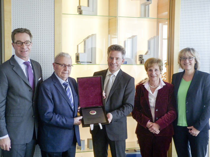 Die Familien Laumann und Hartleif freuen sich über die Auszeichnung “Top 500“ von der Stiftung Familienunternehmen: (von links) Stefan Heidbreder (Geschäftsführer Stiftung Familienunternehmen), Veka Firmengründer Heinrich Laumann, Vorstandsvorsitzender Andreas Hartleif, Rita Laumann und Personalvorstand Elke Hartleif.