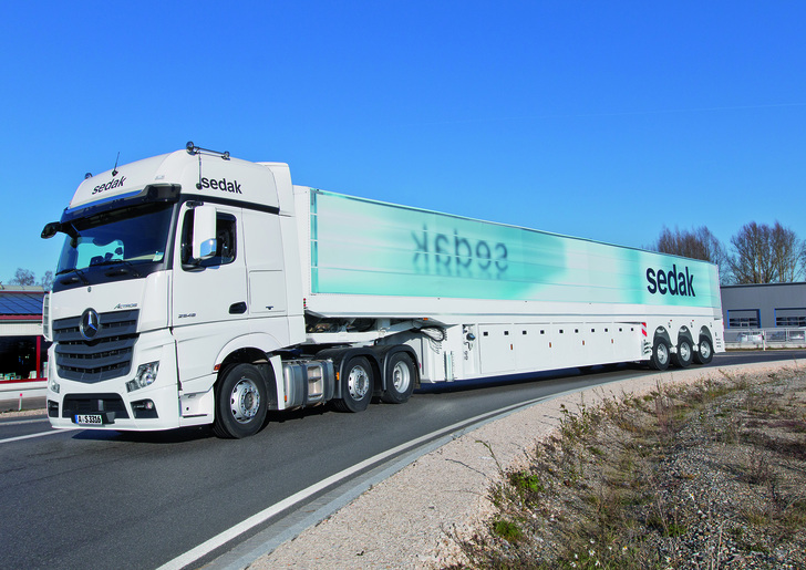 Blickfang auf der Straße: Der 23 m lange Innenlader von sedak transportiert nun Gläser bis 16 m Länge sicher ans Ziel.