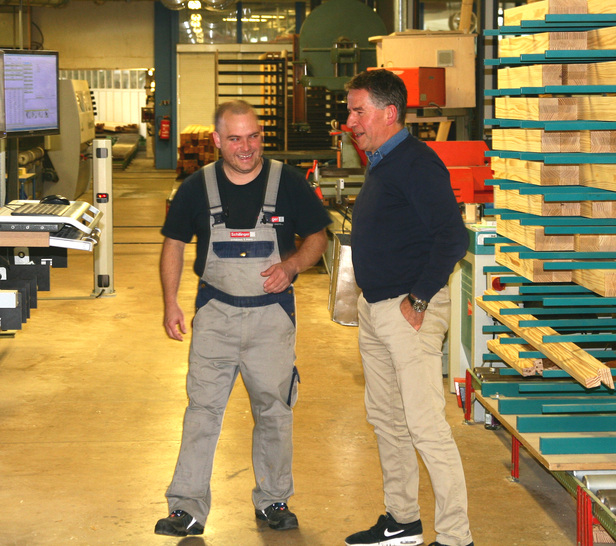 Wilhelm Schellinger setzt auf hochqualifiziertes Personal und legt Wert darauf, seinen Mitarbeitern viel Verantwortung zu übertragen, wie im aktuellen Bericht in der Dezemberausgabe der GLASWELT zu lesen war.