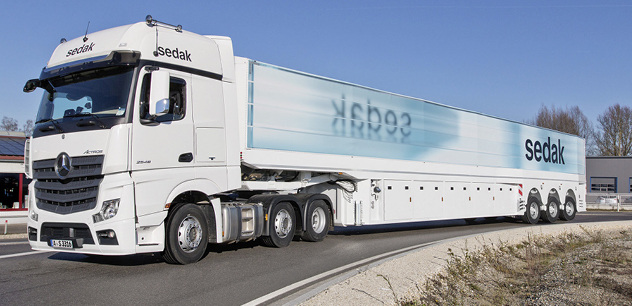 



Der 23 m messende Innenlader von sedak transportiert bis zu 16 m lange Gläser sicher ans Ziel.
