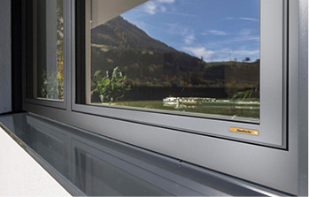 <p>
</p>

<p>
Mit der Produktlinie Inline präsentiert Gaulhofer ein innen wie außen flächenbündiges Holz-Alu-Fenster mit ausgereifter Bauphysik und erstklassigen Dämmeigenschaften. 
</p> - © Foto: Gaulhofer

