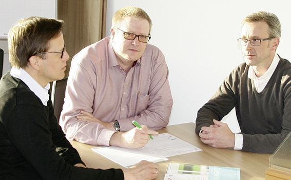 
Tauschten sich über die Investitionssituation in der Branche aus (v. r.): Betriebsberater Jörg Stahlmann, Prologic-Vertriebsmann Thomas Reuter und GLASWELT Chefredakteur Daniel Mund
