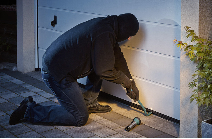 



Auch die Garage ist das Ziel von Einbruchsversuchen. In vielen Fällen bedarf es gar keines Kuhfußes, denn bereits ein einfacher Draht kann ausreichen, um in die Garage und damit auch ins Haus einzudringen.
