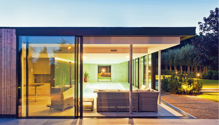 
Die Planung der Verklotzung gilt nach der neuen EN 12488 gleichermaßen neben großformatigen Fassadengläsern auch für Regelverglasungen von Fenstern, Türen sowie bei einfachen Pfosten-/Riegel-Konstruktionen. 



