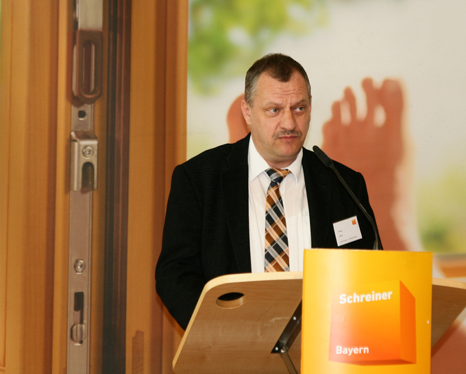 Der Vorsitzende der Fachgemeinschaft Fenster und Fassade, Peter Arlt, führt durch ein umfassendes Vortragsprogramm mit aktuellen Themen und hochkarätigen Referenten.