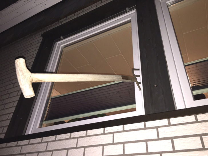 Einbruch vereitelt: Das Fenster aus dem Hause German Windows (Südlohn-Oeding), damals noch als “Athleticos“ bekannt, hielt dem Aufhebel-Versuch mit einer Mistgabel stand.