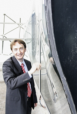 



Klaus Lother berichtet schon 2009 über den hohen Aufwand, der für die Fassadenelemente in Kauf genommen wurde.
