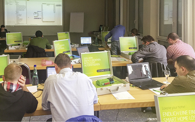 



Bei Schulungen zum Thema Smart Home-Steuerungen trifft man immer mehr auf Fachbetriebe aus dem Elektrohandwerk oder IT-Bereich. 
