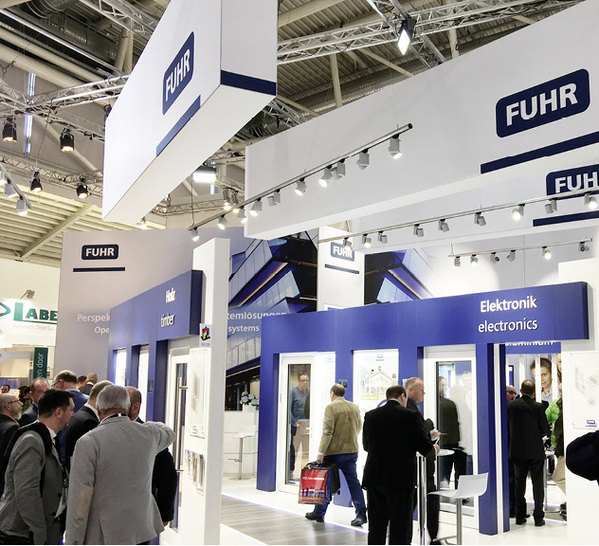 
Mit SmartConnect easy bietet Fuhr die komfortable Türöffnung per Smartphone. Zusätzlich lassen sich Garagentore, Licht, Rollläden u. v. m. über die intelligente App steuern.



