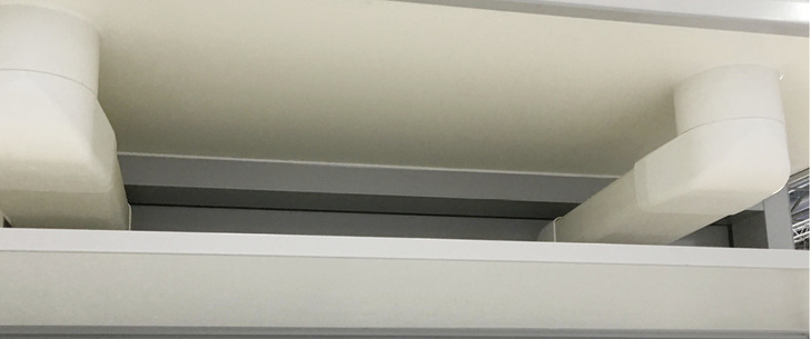 



Die Kombination von innen liegendem Sonnenschutz mit einem Abluftsystem schafft optimale Beschattung oder Blendschutz, ohne dem Faktor Wind ausgesetzt zu sein. 
