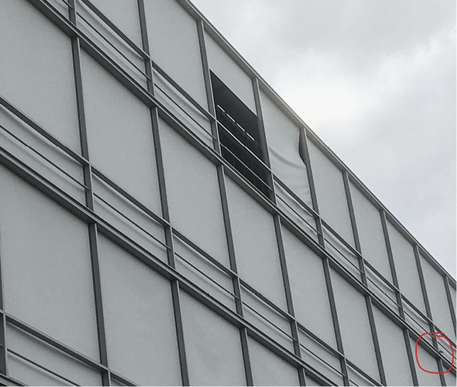 
Typischer Windeinschlag in eine ZIP-Fassade. Der Reißverschluss wird dabei aus dem Inlet gezogen oder Motoren bleiben wegen Hinderniserkennung in der Aufwärtsfahrt stehen, weil Windmelder falsch platziert sind.



