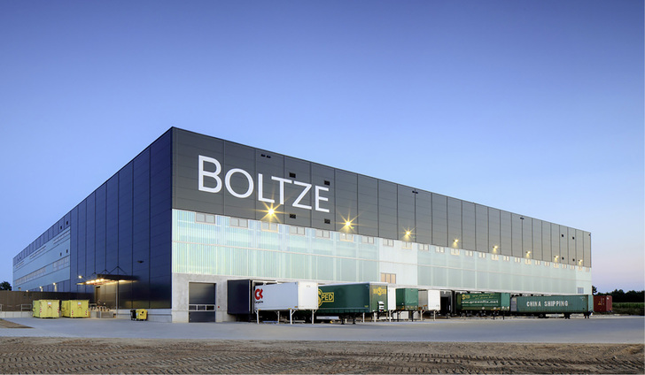
Diese optisch ansprechende Fassade aus Metall- und Profilglas-Elementen wurde von der Metz GmbH aus Siegen geplant und montiert. 
