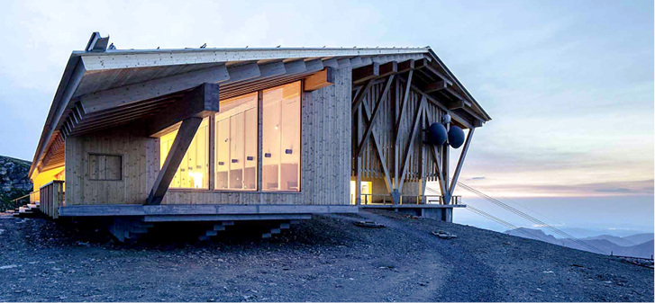 <p>
</p>

<p>
Das Gipfelrestaurant in 2262 m Höhe auf dem Schweizer Chäserrugg ist eine gelungene Kombination von traditioneller Holzbauweise und großzügigen Glaselementen. Die 3-fach-Isoliergläser mit der Wärmedämmbeschichtung Silver Star Zero Eplus (U
<sub>g</sub>
<sub> </sub>
= 0,6 W/m
<sup>2K</sup>
) sorgen für ein angenehmes Raumklima.
</p> - © Foto: Jürgen Pollak

