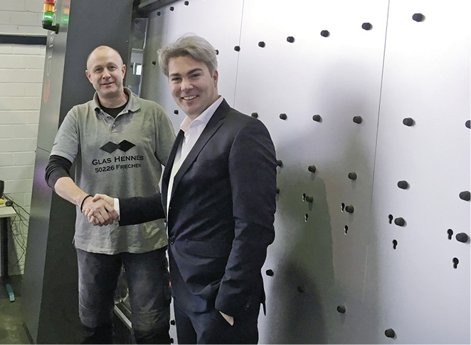 
Markus Hennes (l.) und Jan Ziesak von Cerion bei der Übergabe der Laser-Anlage
