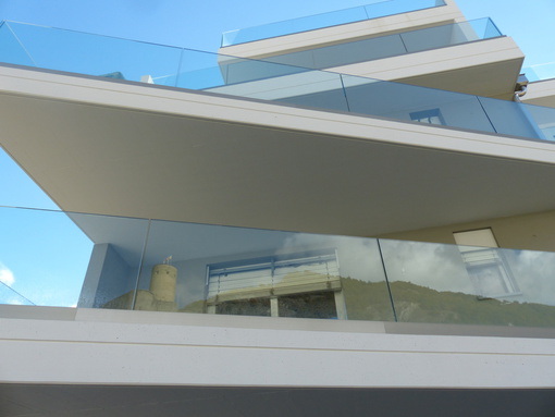 Über Minusco Deutschland werden rahmenlose Ganzglasgeländer der Serie Sabco vertrieben.