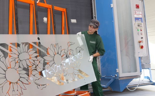 Die Glastechnik Schneeberg ist auf Bearbeitung und Veredlung spezialisiert, hier ein Blick in die Sandstrahlbearbeitung.
