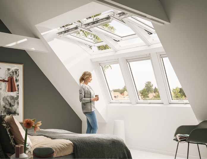 <p>
Durch die schrägen Dachfenster des Panorama-Systems gelangt nach Auskunft des Herstellers doppelt so viel Licht in die Räume als durch senkrechte Fenster in Giebelwänden oder bei herkömmlichen Gauben.
</p>