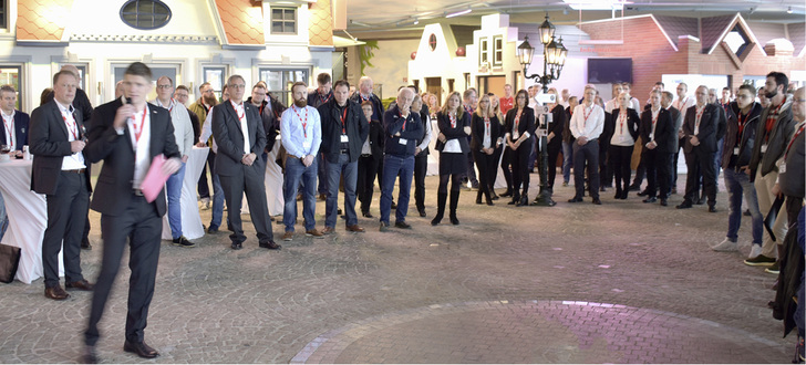 



Geschäftsführer Hanjo Junkelmann begrüßt die Gäste auf dem Aldra-Marktplatz.
