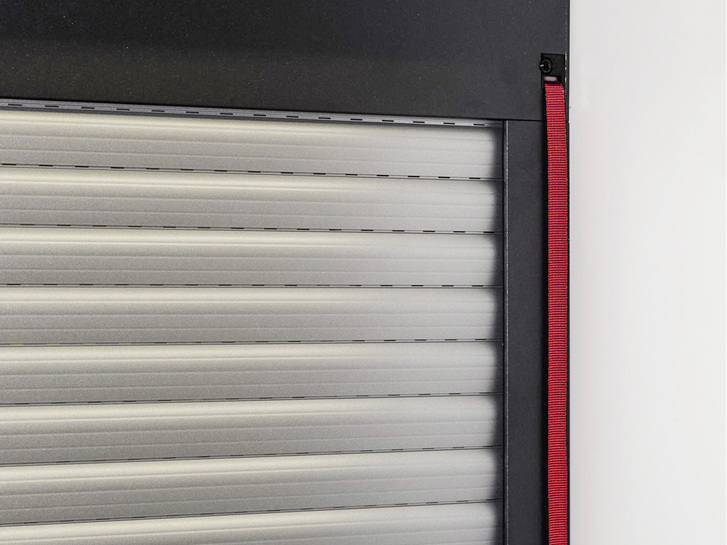 



Mit der Lösung Secukit gibt es neben der Nothandkurbel oder einem Akkuset eine weitere Möglichkeit, alle Rollläden mit Antriebsmotoren auzustatten.
