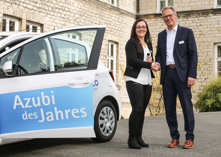 “Azubi des Jahres“ Marina Modolo und Semco-GF Hermann Schüller. - © Semcoglas
