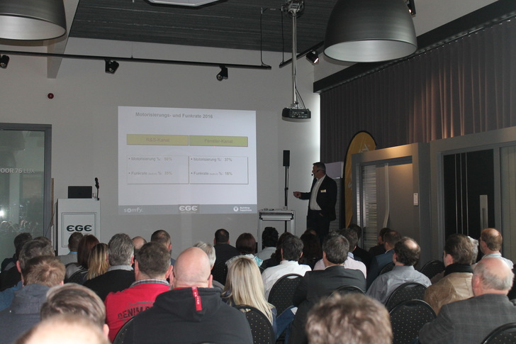 Key-Account Manager Gordon Zapf von Somfy zeigte nicht nur die technischen Möglichkeiten von Smart Home auf, sondern verwies auch auf die vorhandenen Marktpotenziale für Fachhändler, die diesen Bereich erfolgreich mitnehmen.