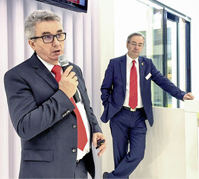 Engelbert König (l.), Leiter Produktentwicklung bei Internorm und Hermann Haller, GF Internorm Deutschland auf der BAU 2017 - © Daniel Mund / GLASWELT
