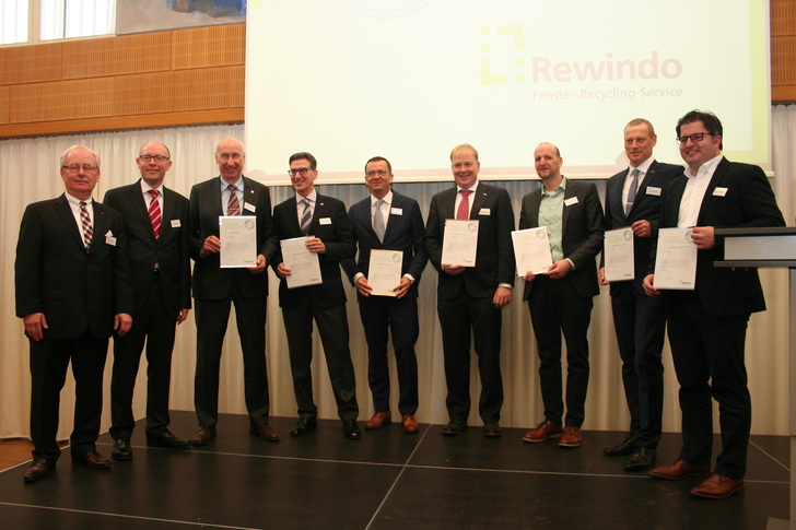 Beiratssprecher Helmut Marzahn und Geschäftsführer Michael Vetter mit den neuen Premium-Partnern Helmut Hilzinger (Hilzinger), Peter Ferlings (WIRUS), Wolfgang Trinczek (WINDOR), Stephan Schweiker (Schweiker-Gruppe), Peter Schouren (Höning), Jörg Wellendorf (TMP), Philipp-Theodor Zink (Th. Zink) - v.l.n.r.; es fehlen: IDEAL Fensterbau Weinstock und Kochs - © Rewindo
