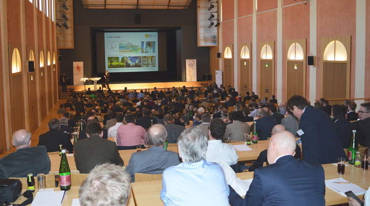 Rund 260 Teilnehmer und Teilnehmerinnen fanden sich im Kongress- und Theaterhaus Bad Ischl zum Branchentreff ein. - © Holzforschung Austria
