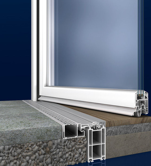 Die barrierefreie Bodenschwelle “Easystep“ von Inoutic wird plan in den Boden integriert.