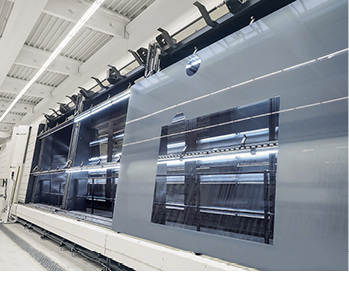 



Die bis zu 3,2 × 16 m großen 3-fach-Einheiten erreichen mittels Vakuumpaneel U-Werte bis 0,23 W/(m²K).
